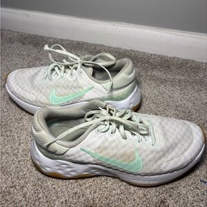 Nike Women’s Renew sneakers Women’s 6 Mint and White running